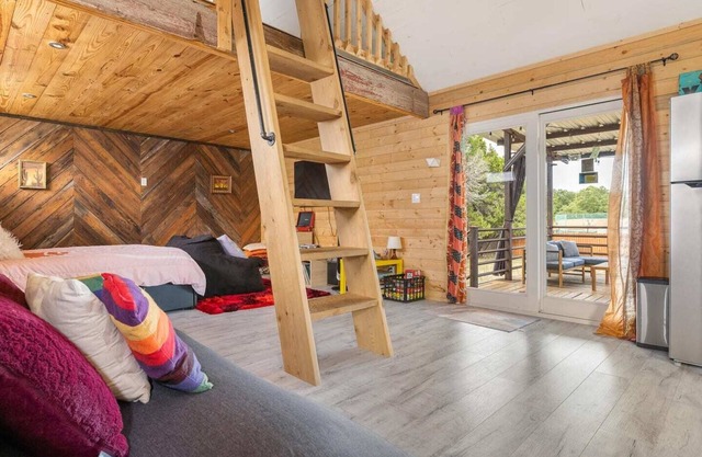 DayDreamer Cottage amidst the Blanco river with private Hot Tub