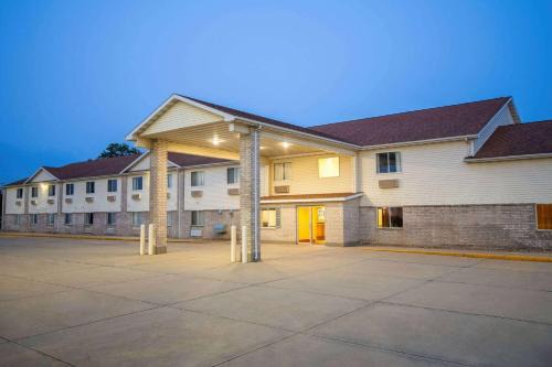 Days Inn by Wyndham Evansdale Waterloo