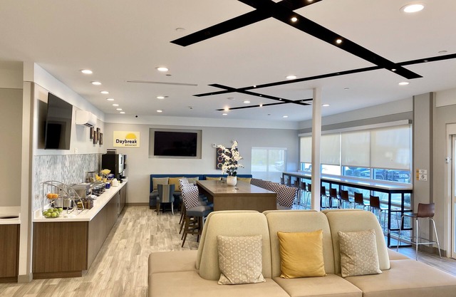 Days Inn & Suites by Wyndham Beaumont West/I-10 & Walden