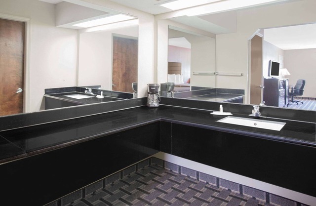 Days Inn & Suites by Wyndham Pine Bluff