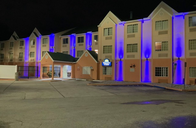 Days Inn & Suites by Wyndham Tampa/Raymond James Stadium