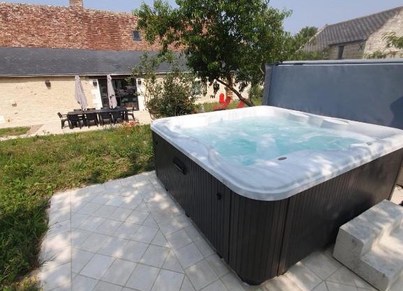 de la salle gite 8 personnes à la campagne avec jacuzzi 4 chambres 3 WC