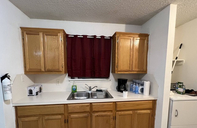 De Shopping in a THREE Bedroom House With Excellent Location To All!