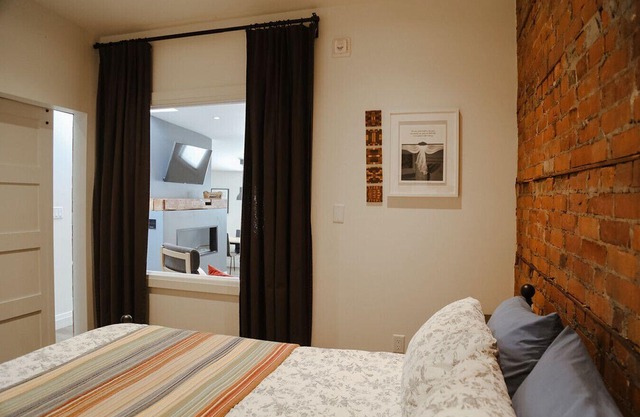 Debonaire Suite: Modern - Calm - Downtown