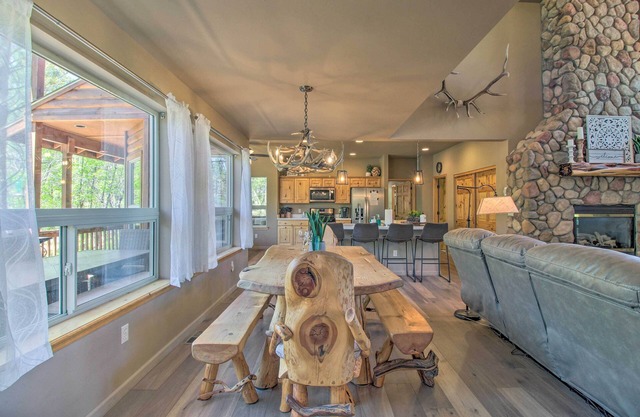 Deck, Grill & Fire Pit: Spacious Show Low Hideaway