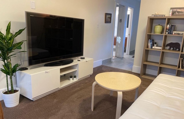 Deep Cove Spa suite with outdoor sauna. Steps to village, beach and Quarry Rock!