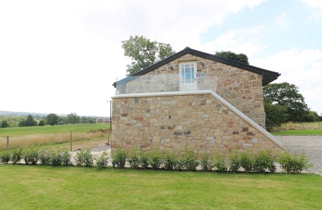 DEER LODGE, with hot tub in Langho, Lancashire