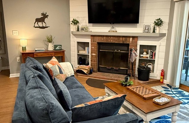 Deer Park Condo, w/AC, mins to Loon! Resort: indoor pool, pond, river access.