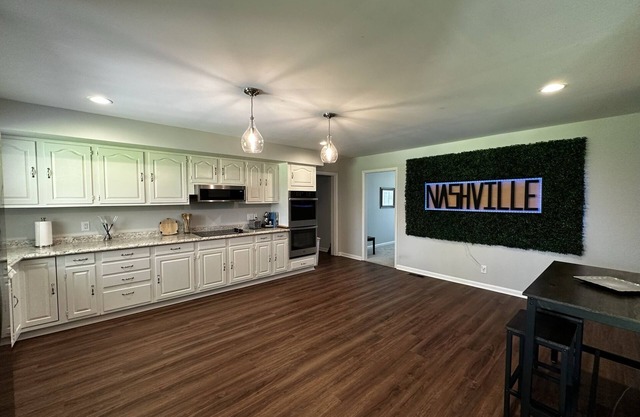 Deer Run - 30 min to Nashville and near the Lake, 5 bedrooms & 3 Baths