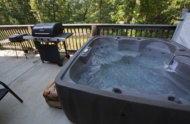 Deer Run Cabin - Private Hot tub, Loft/Game Room, 1 Mile to Thunder Ridge