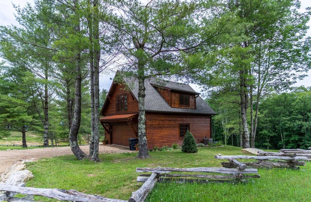 Deerview Cottage at Eagles Nest - Secluded and quiet, walk to trails, resort amenities