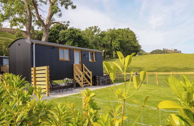 DEFAID CYMREIG, pet friendly, character holiday cottage in Oswestry