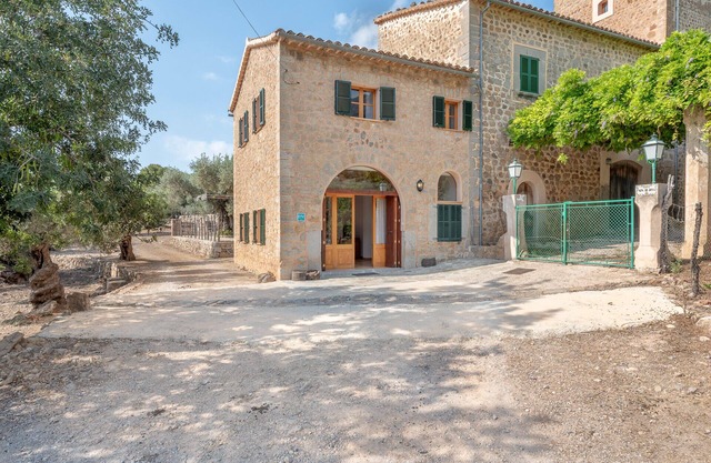 Deia semi-detached house .Sunny location near paths to the sea or the village.
