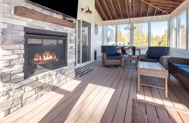 Deja Blue | Allergen-Free, Luxury Lake Michigan Beach House w/ Hot Tub
