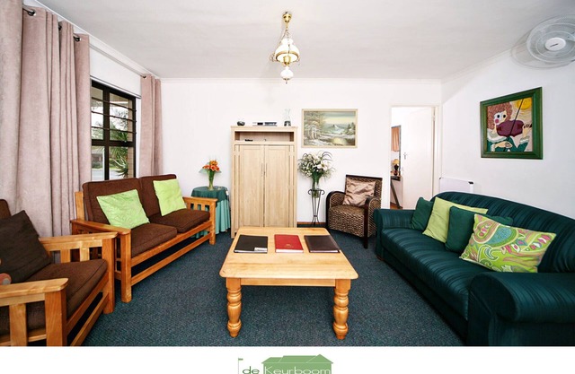 DeKeurboom Guesthouses. (Blue Cottage)