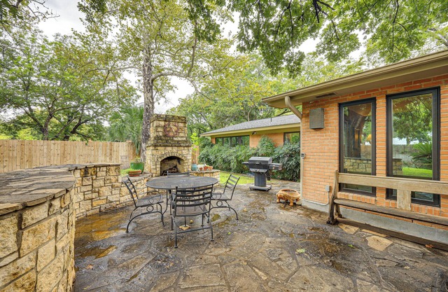 Del Rio Home w/Large Yard, BBQ + Fireplace!