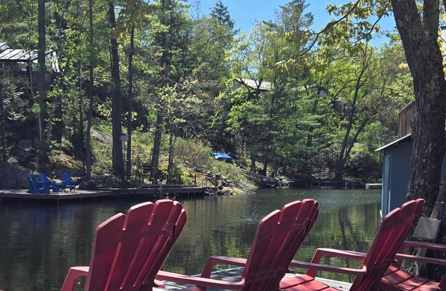 DELIGHTFUL 2 bedroom lake cottage on Stoney lake Booking for Fall colour's