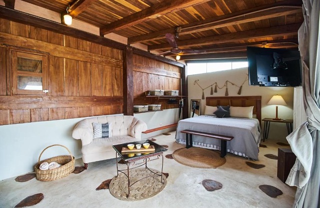 Delightful and romantic rooftop cabin & pool