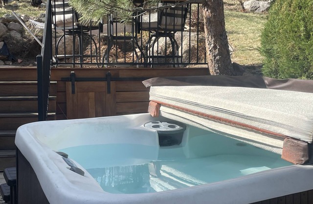 Delightful and private, Broadmoor area, Hot tub, 1 Bedroom Studio in a home,