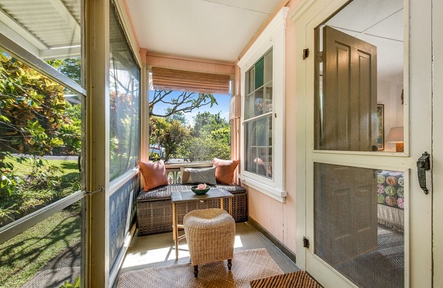 Delightful Artful Bungalow on Historic Estate Property. Choice Holualoa!