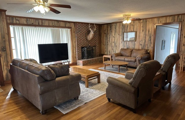 Delightful Farmhouse 4-bedroom 2 full bathrooms located in Marshallville, GA