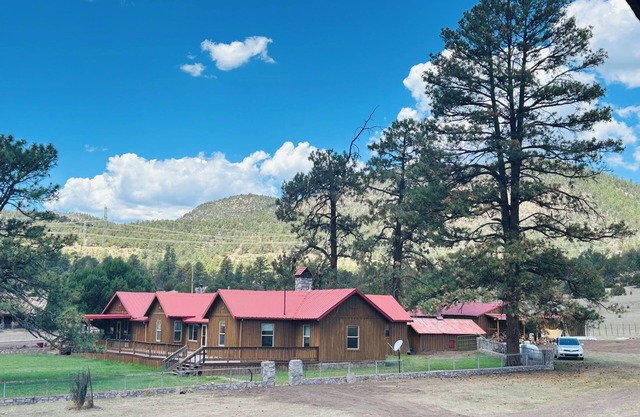 Delightful lodge in the rugged wilderness