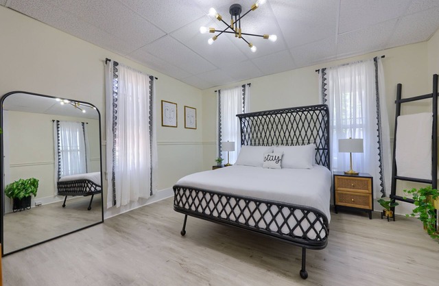 Delightful Small Town Escape — Sauna & Parking