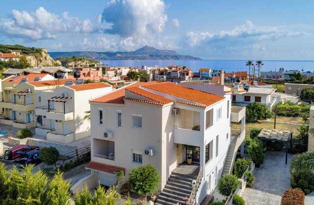 DELIGHTFUL STUDIO NEAR SANDY BEACH