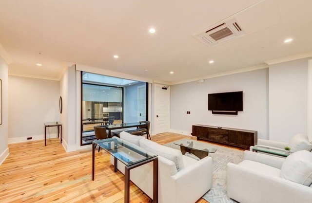 Deluxe 2 BR Suite w/Piazza - Steps to King St.