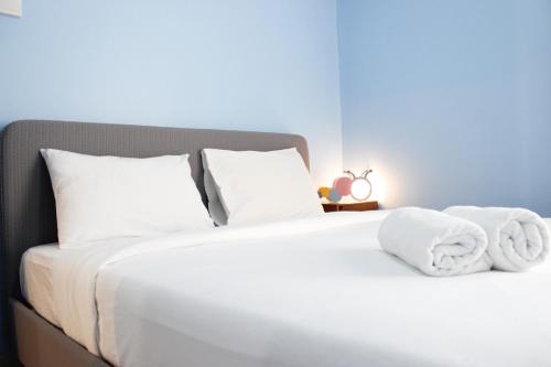 Deluxe 2BR Apartment at Newton Residence Bandung with Mountain View By Travelio