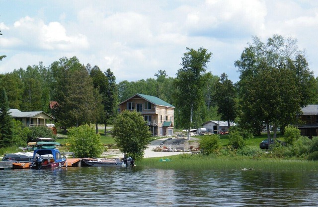 Deluxe 3-Bedroom Cottage with 5 piece Bathroom and dishwasher