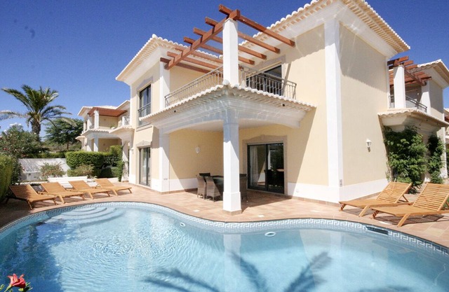 Deluxe 3 Bedroom Villa w/Heated Pool, Walking distance to Beach, Wifi, A/C