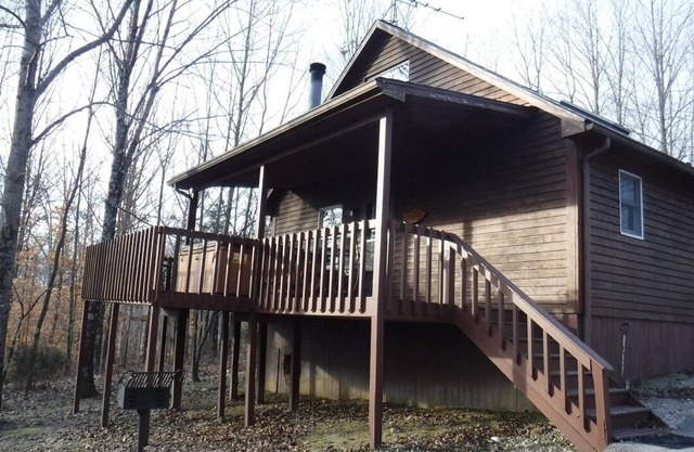 Deluxe Cabin 11 with HOT TUB on Patoka Lake in Southern Indiana