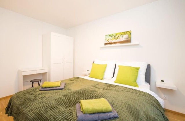 Deluxe City Apartment with balcony! Free Garage Parking included!