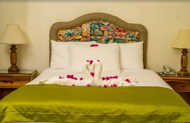 Deluxe Double 2, 1 King Bed, Garden View
