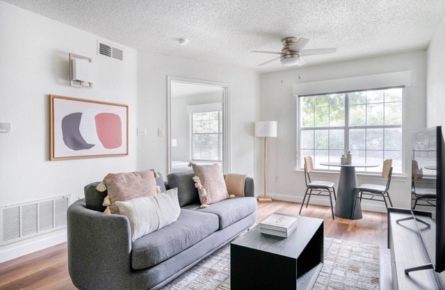 Deluxe Gateway 1BR w/Gym, Pool, nr Movies, by Blueground
