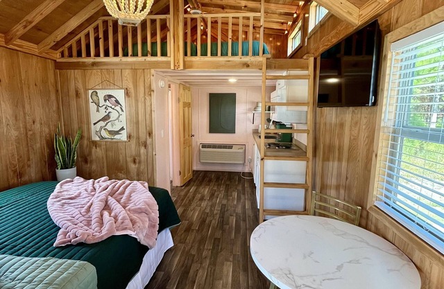 Deluxe Loft Cabin - Upscale Cozy Loft Cabin