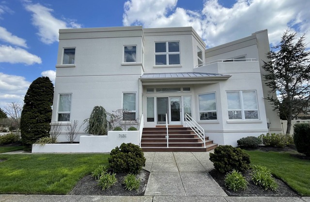 DELUXE Margate Beach Home with POOL, JACUZZI, & Spectacular Bay View - Sleeps 12