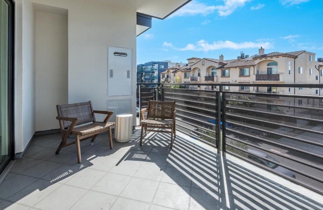 Deluxe Modern 2-bedroom Condo with Roof Deck!