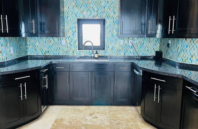 Deluxe Oceanfront Suite A3- Pool/Jacuzzi/Heart of town