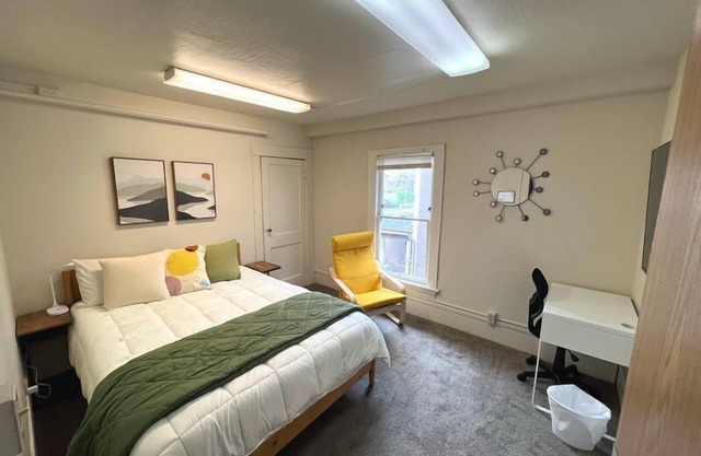 Deluxe Room, Queen Bed