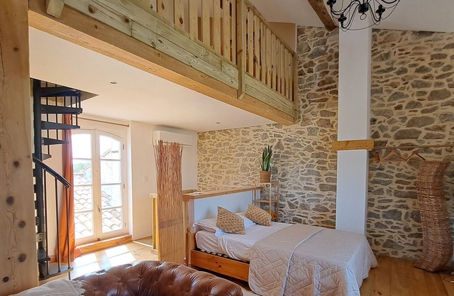 Deluxe room with views over the Canal du Midi in Homps.