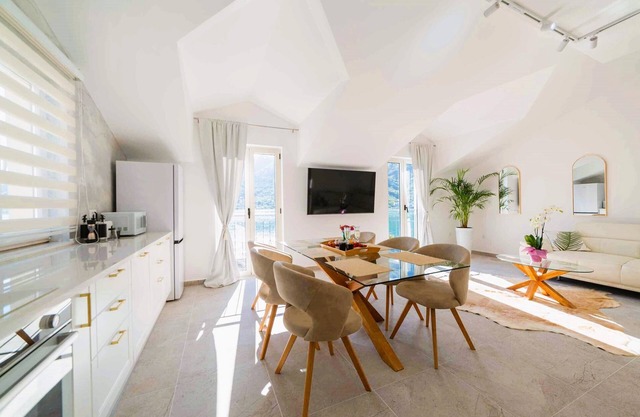 ❤️Deluxe Seafront 2BR| 3 Baths & Soaking Bath | Spacious with Stunning Bay Views