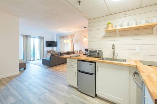 Deluxe Studio w/Lakeview - free parking/pool