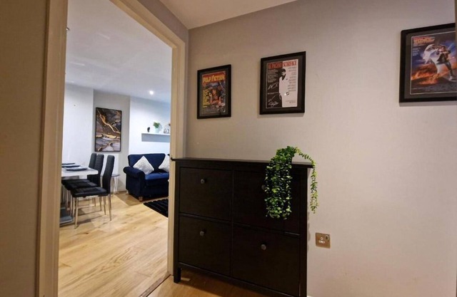 Deluxe Two-Bedroom Vauxhall Apartment