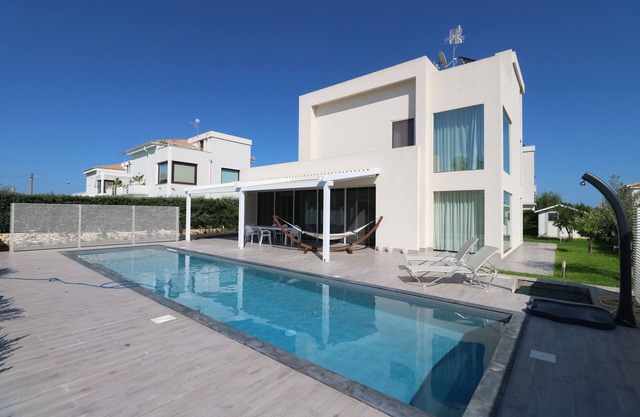 Deluxe Villa with private pool and jacuzzi 2km from Ortigia, Sicily