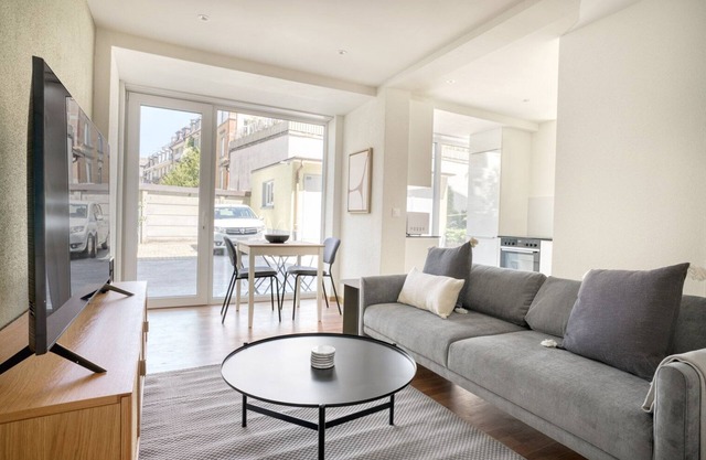 Deluxe Wiedikon 2.5 Room w/Storage & W/D, 1 min to Market, by Blueground