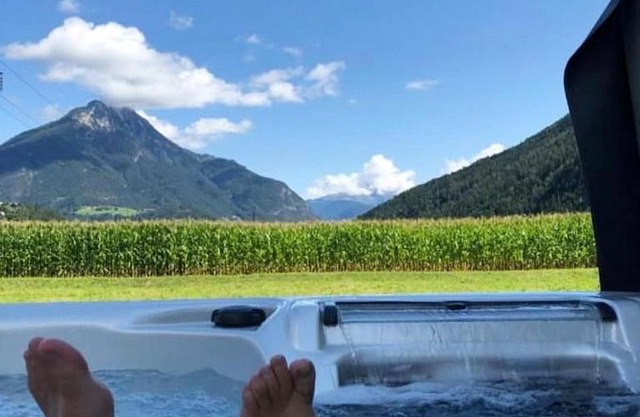 Deluxefort für 10 Gäste mit eigenem Whirlpool und Fasssauna