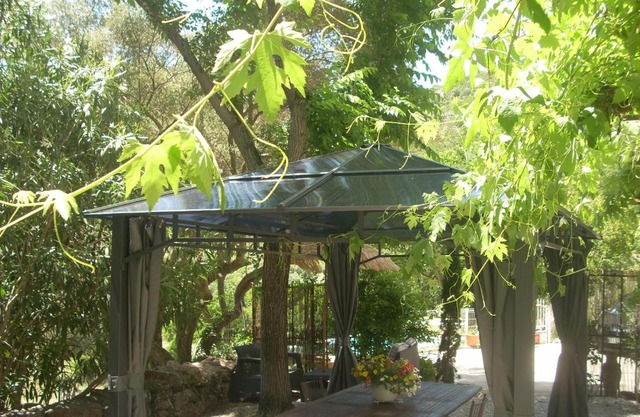 Demeure traditionnelle en pierre avec piscine