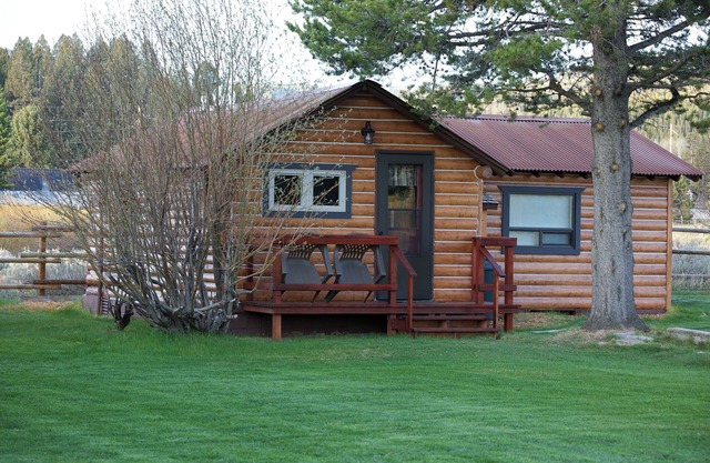 Denny Creek Cabin . Montana Hideaway